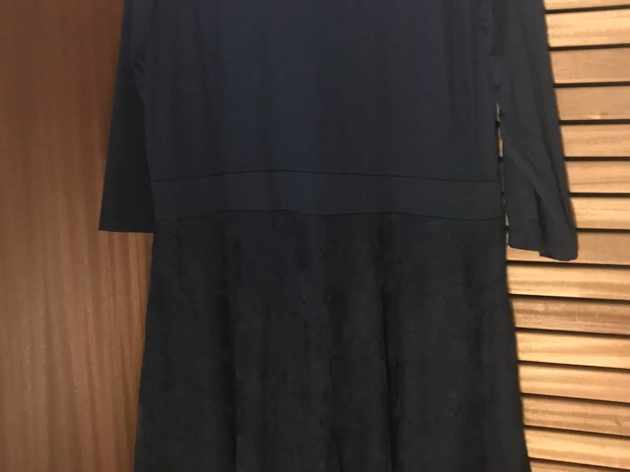 Billede 2 - Mørkeblå kjole m. blondeskørt str. 4XL