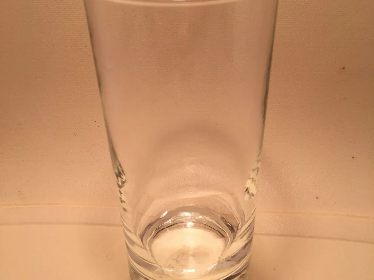 Billede 1 - Glas vase med kraftig fod på 2 cm str 15 x 6 cm