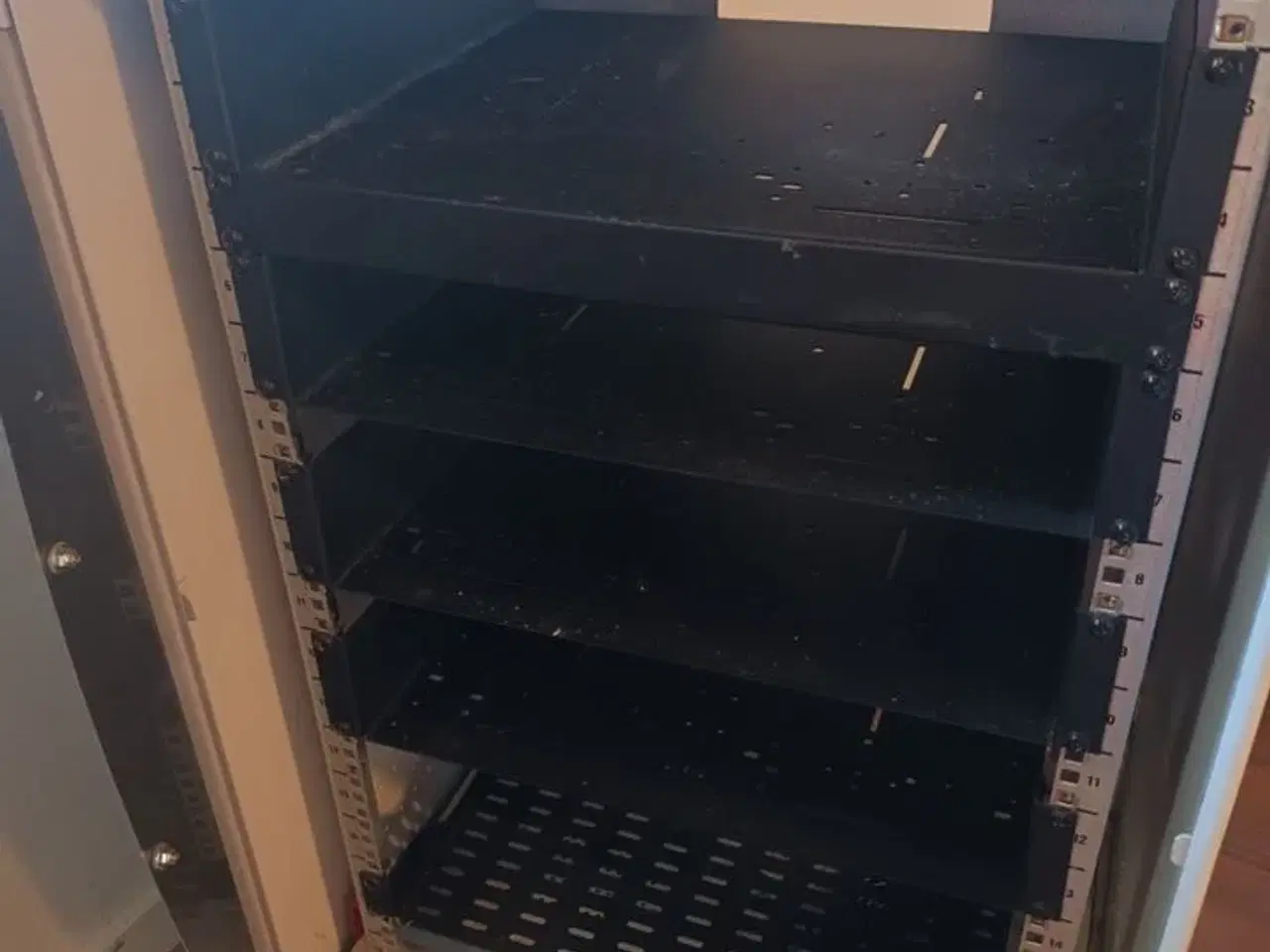 Billede 2 - Rackskab med indbygget blæser og diverse hylder CUBIC