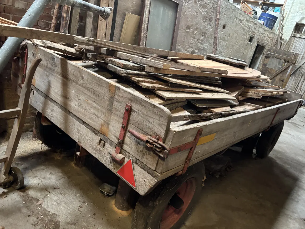 Billede 1 - Traktorvogn som har stået opklodset