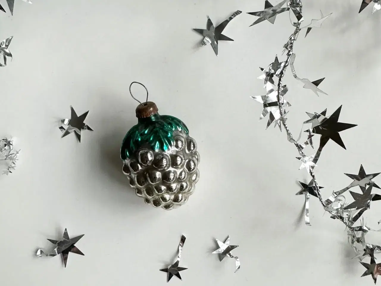 Billede 1 - Vintage julekugle, sølvdruer m grøn top, rund kappe