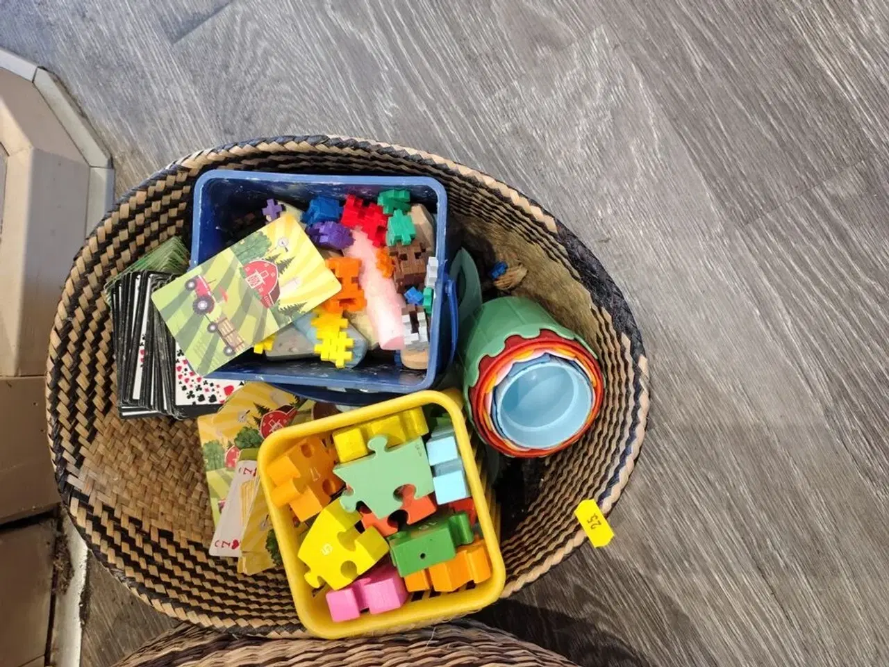 Billede 3 - Kurve med legetøj, spil og bøger