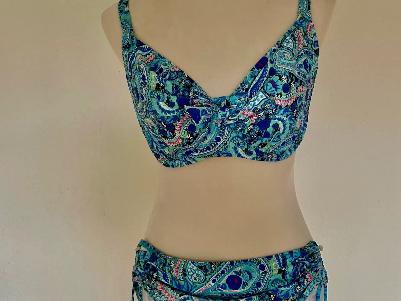 Billede 1 - NEDSAT Flot Saltabad bikini, flerfarvet