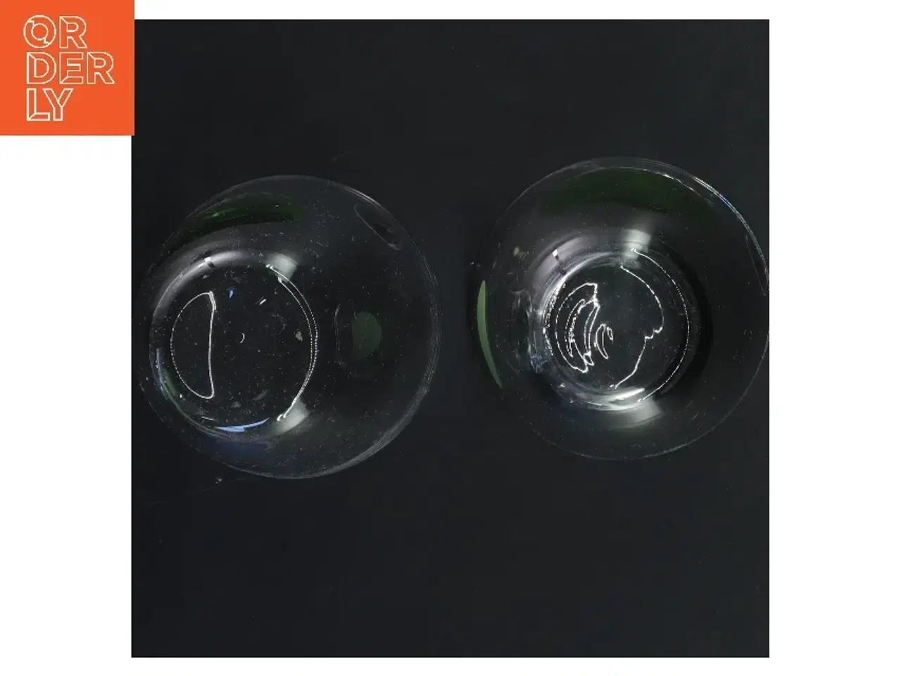 Billede 3 - Vinduesglas med grønne detaljer (str. 2 stk Ø 9 cm længde 9,5 cm)