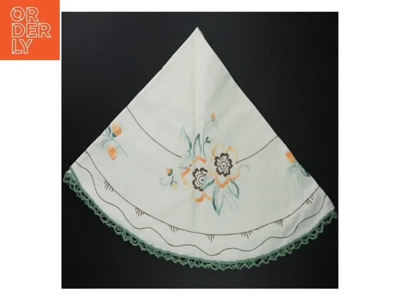Billede 3 - Broderet dug med blomstermotiv (str. Ø. 77 cm)