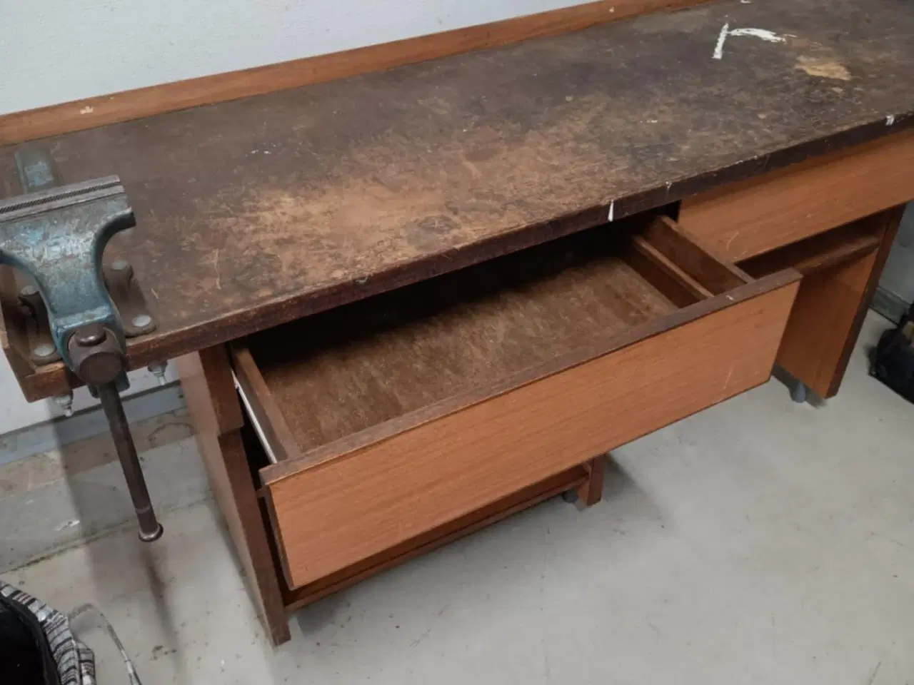 Billede 2 - Arbejdsbord med skruestik