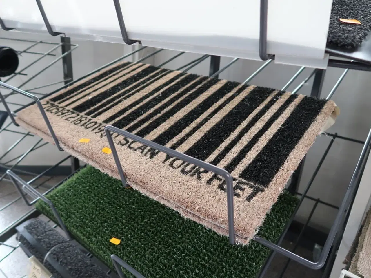 Billede 3 - Hylde med dørmåtter