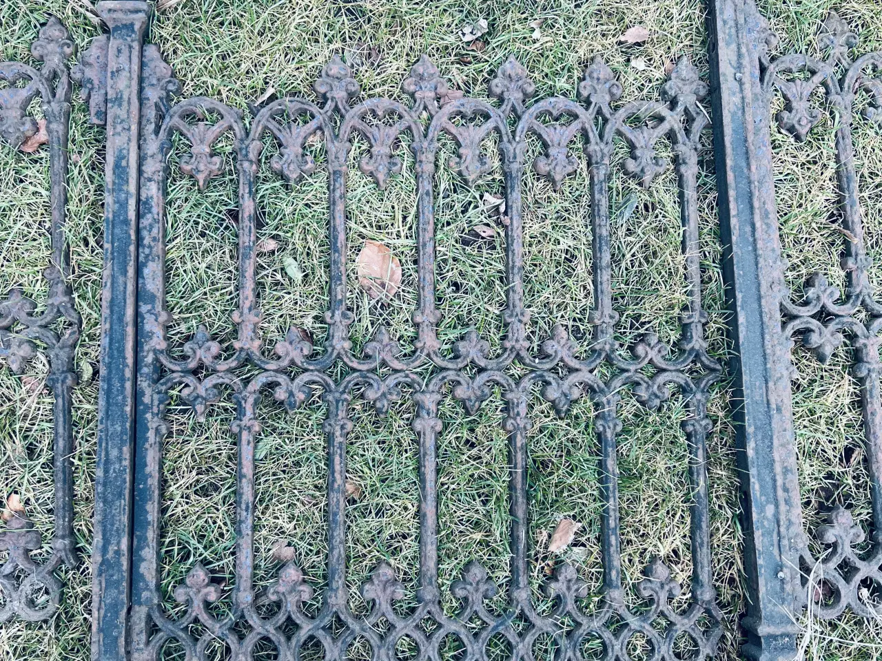 Billede 1 - Fra Nonnekloster. Støbejerns hegn. 3 meter.