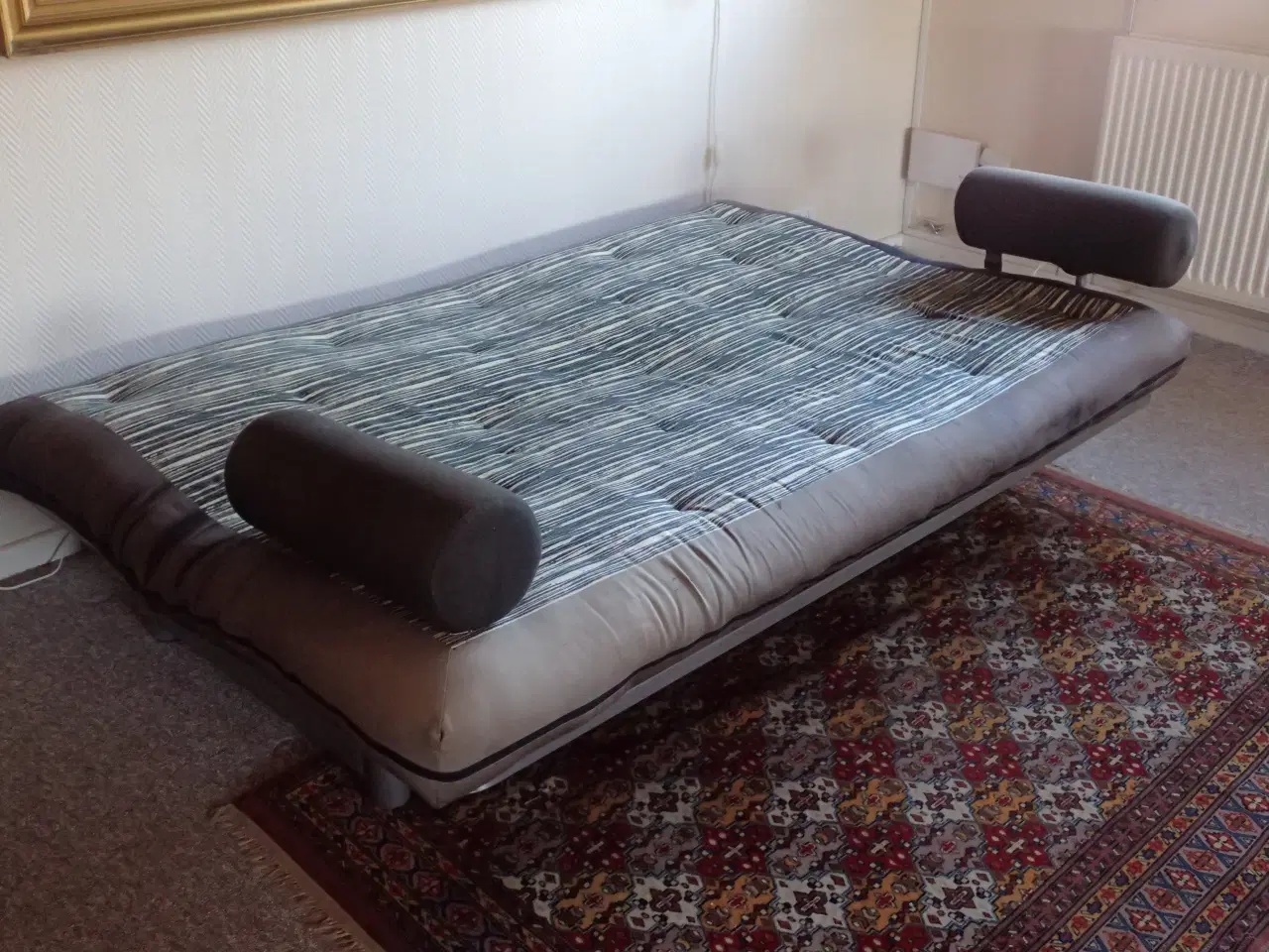 Billede 6 - Sovesofa FUTON med armlæn og magasin.