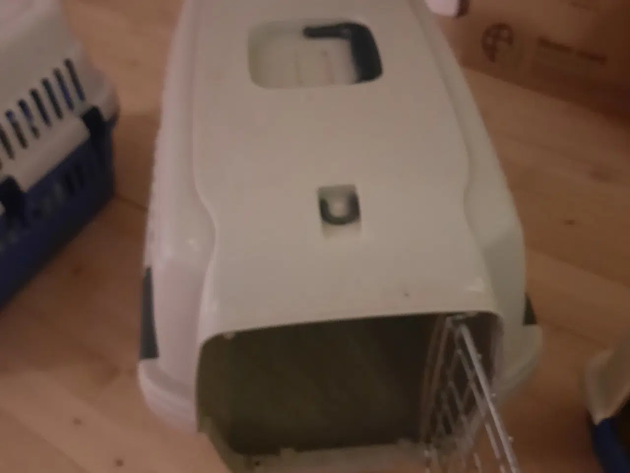 Billede 5 - 2 transport kasser og en overdækket kattebakke.