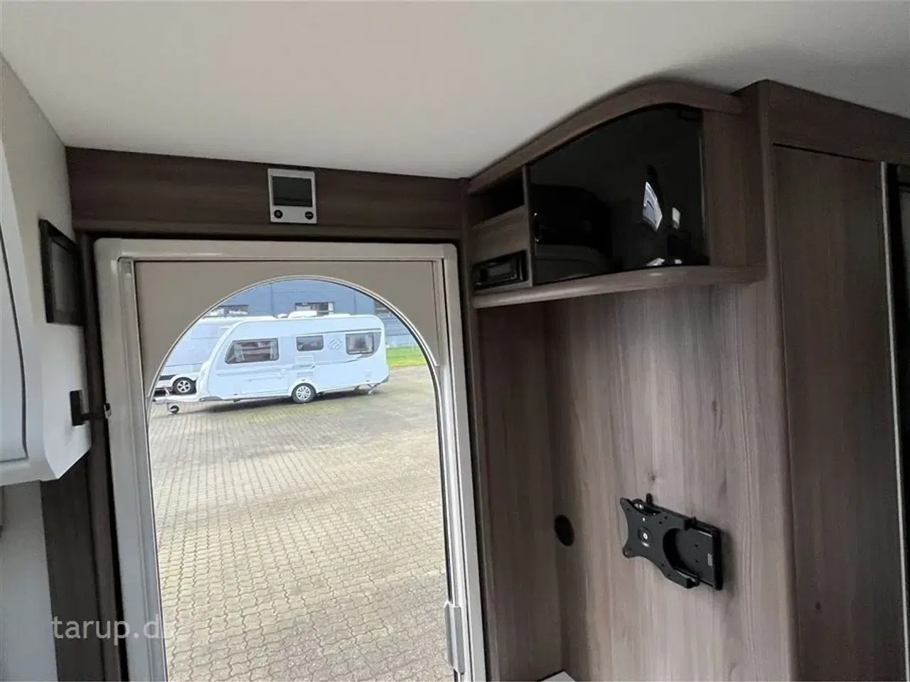 Billede 16 - 2026 - Kabe Smaragd 520 XL KS Premium Line   Fransk seng, rundsiddegruppe i mørkegråt skind, ALDE centralvarme, vandbåren gulvvarme, stort kompressor køleskab