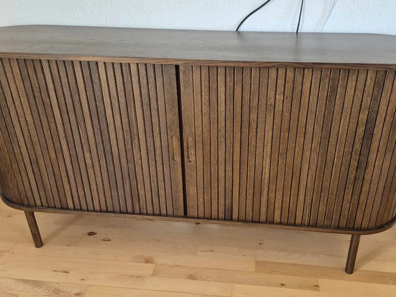 Billede 1 - Mørk eg, lyngvig skænk.