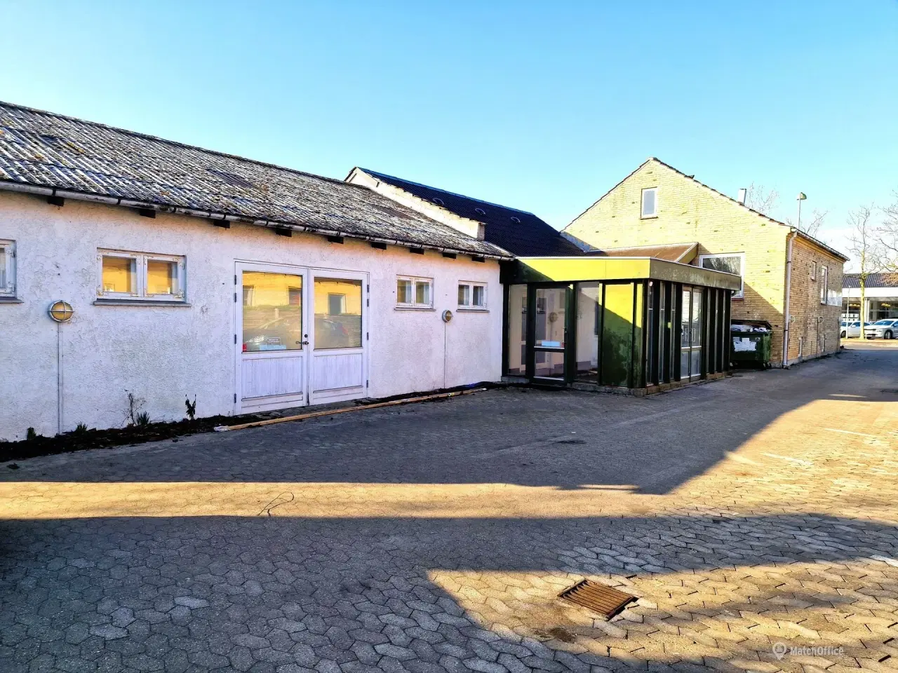 Billede 4 - 3 lejemål til lager. showroom, behandling, kontor m.m. Biladgang til lager –Skiltemulighed mod Grønnevej