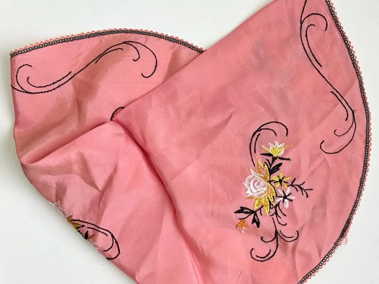Billede 4 - Rund minidug, rosa m sort broderi