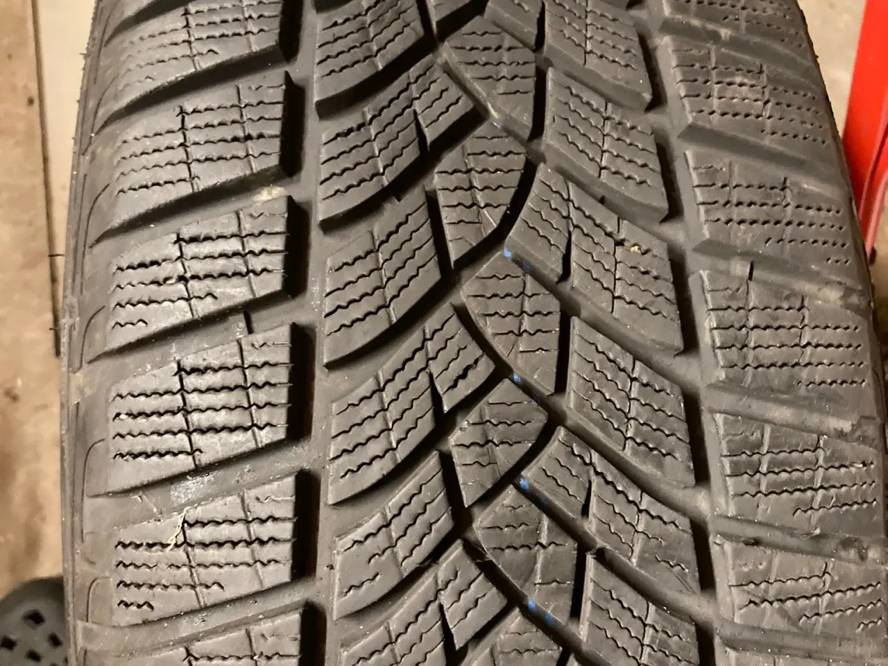 Billede 3 - 4x Koksgrå DEZENT Alu fælge med Goodyear Ultragrip