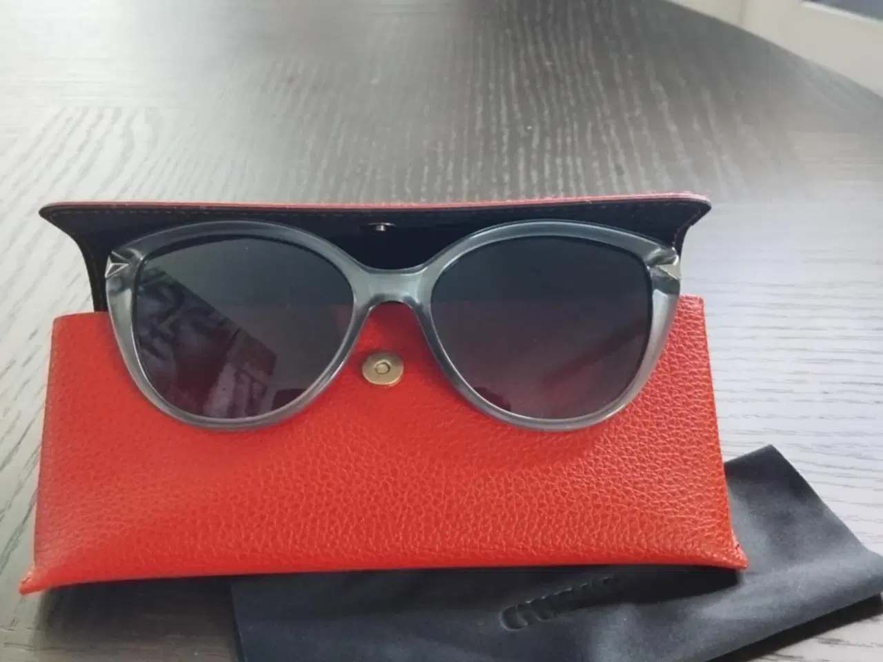 Billede 4 - DESIGN Solbrille fra GUESS