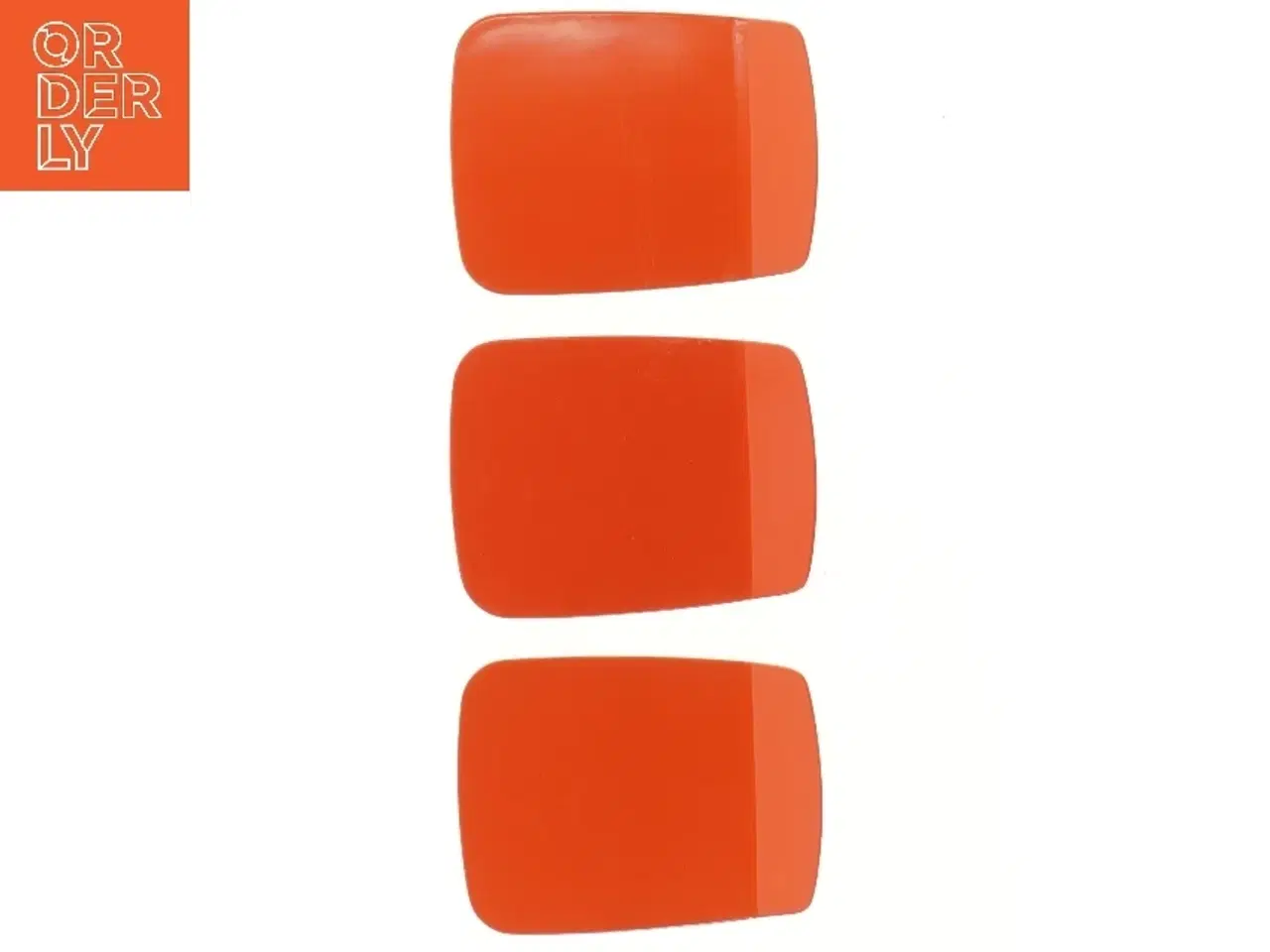Billede 2 - Tre orange plastik tallerkener fra Rosti (str. 16x12 cm)