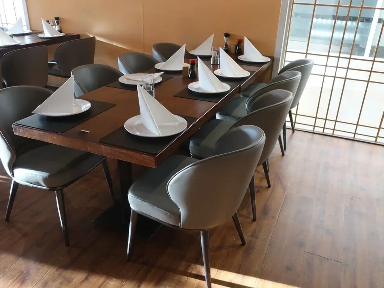 Billede 1 - 2 borde og 8 nye stole