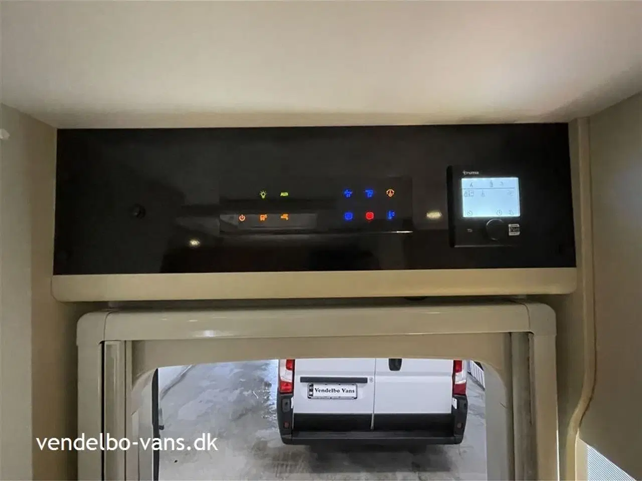 Billede 17 - 2018 - Adria Compact SLS   Smal camper på under 6 m længde - tryk på knappen og den vokser!