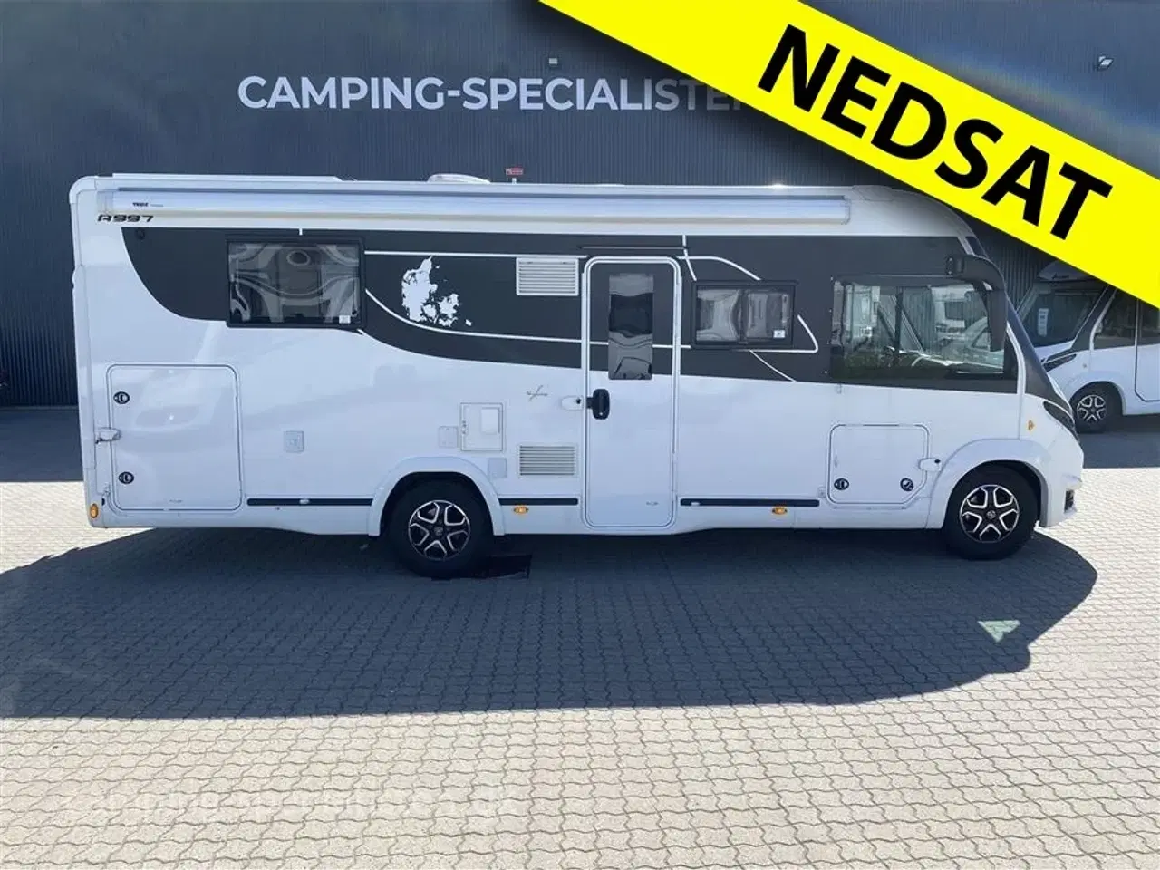 Billede 1 - 2021 - Benimar Amphitryon A997   Benimar Amphitry 997 model 997 kan nu ses hos  Camping -Specialisten.dk - queensbed seng og hæve seng