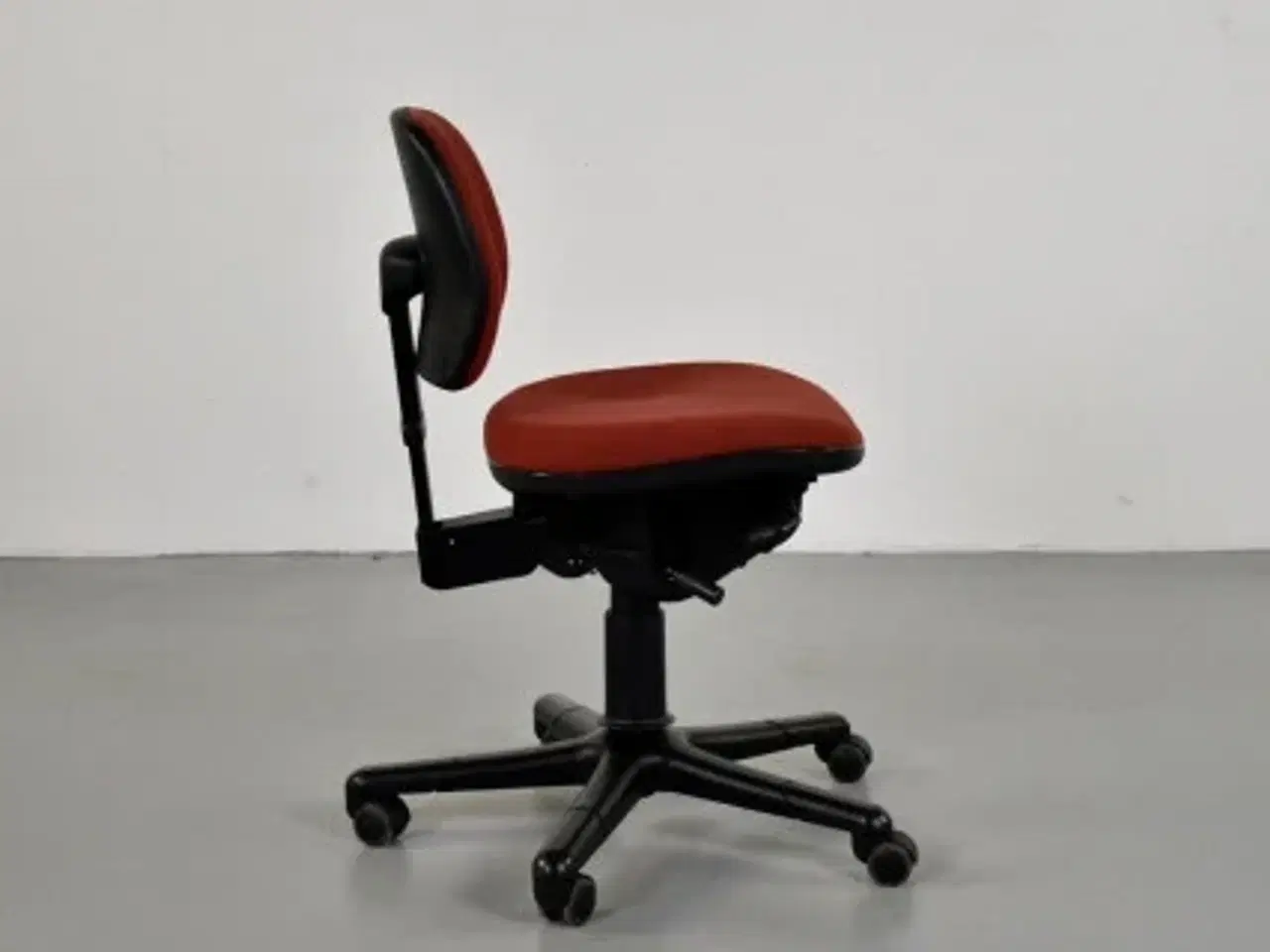 Billede 2 - Rh logic 1 kontorstol med rød polster og sort stel