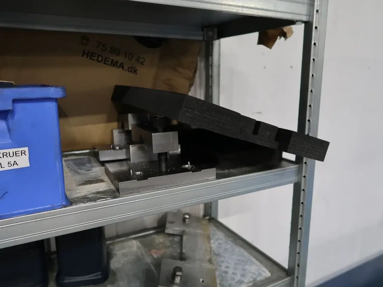 Billede 4 - Reol med div. Specialværktøj