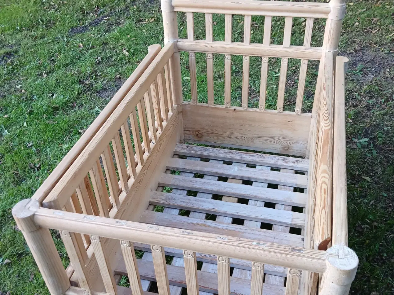 Billede 3 - Antik udtræks børneseng fra omkring år 1900