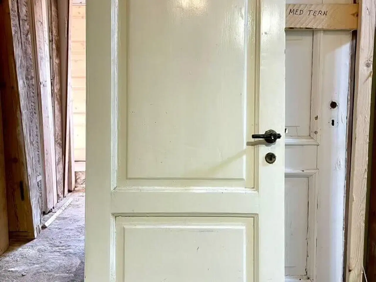 Billede 1 - Lav og smal fyldningsdør m. spidsgreb U karm