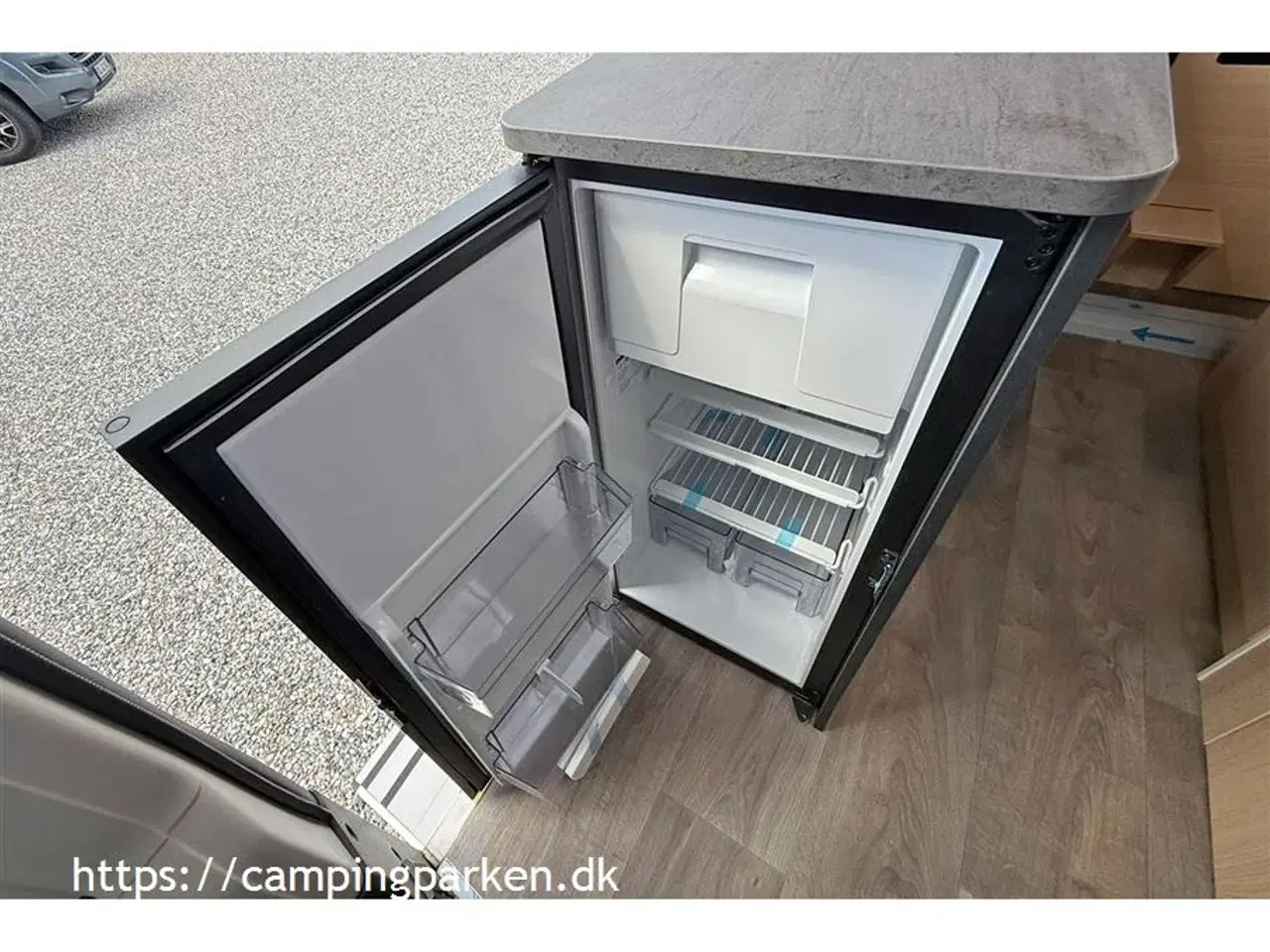 Billede 9 - 2025 - SunLight Cliff 602 Adventure   Sunlight campervan i Adventure, under 6 meter, sort metallic, automatgear  og meget udstyr!