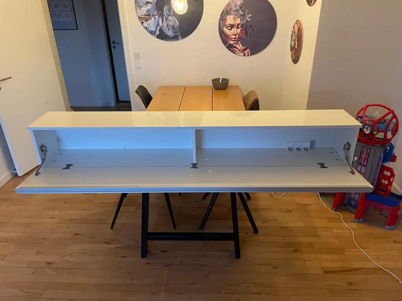 Billede 2 - Besta burs væg skab