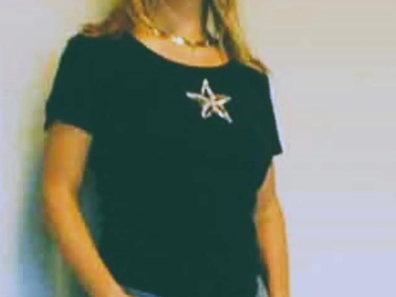 Billede 3 - T-shirt redesignet med sølv-glitter-stjerne