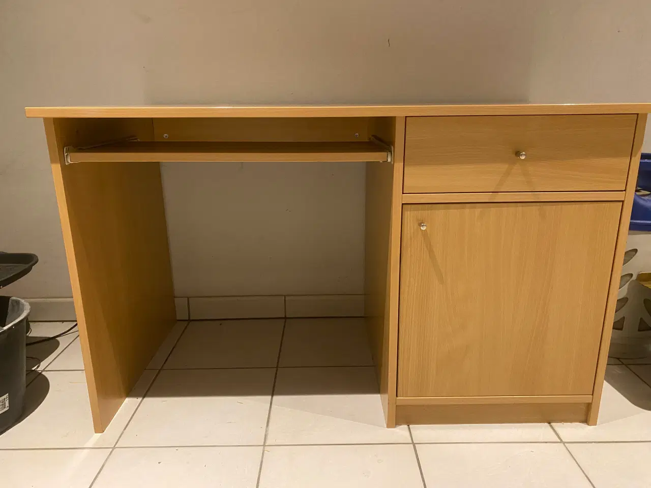 Billede 2 - Skrivebord med skuffe, skab og tastatur-udtræk.