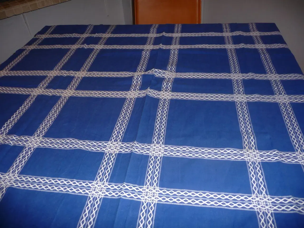 Billede 1 - gammel blå dug, med hvid mønstre