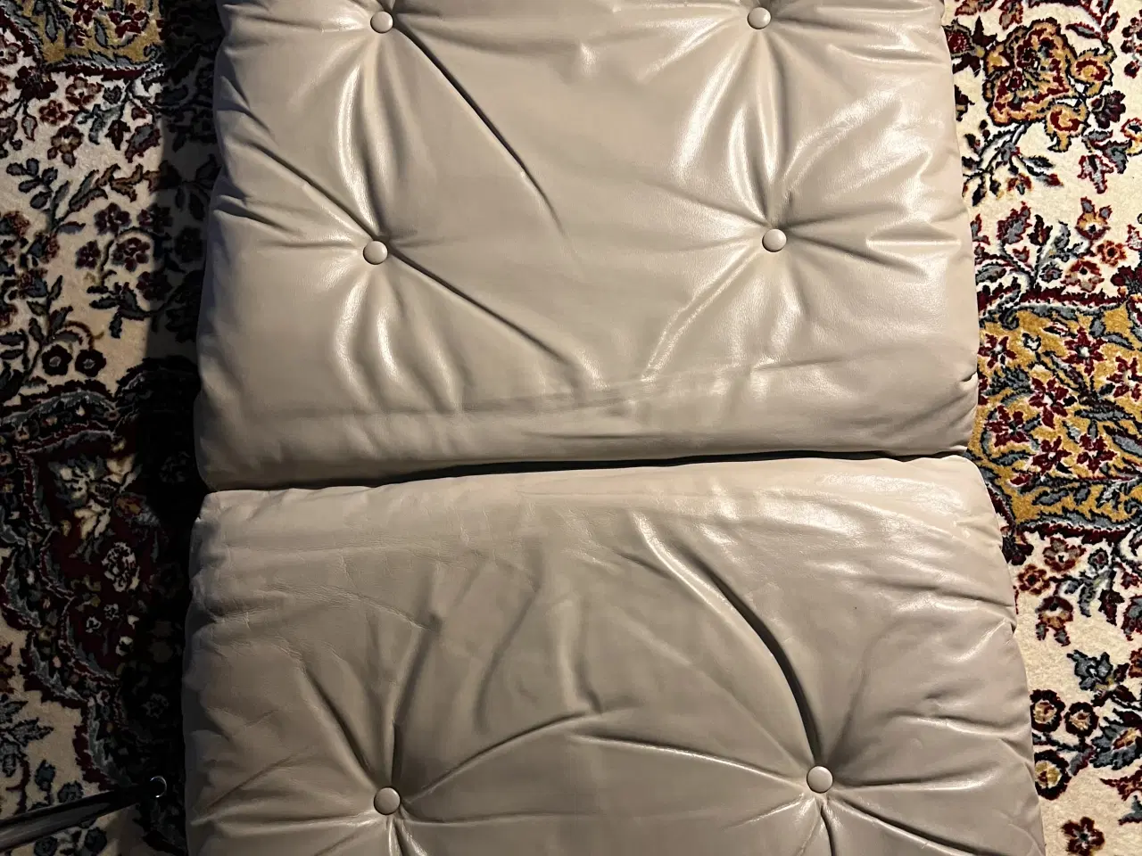 Billede 1 - 2 sandfarvede skind hynder I. Relling