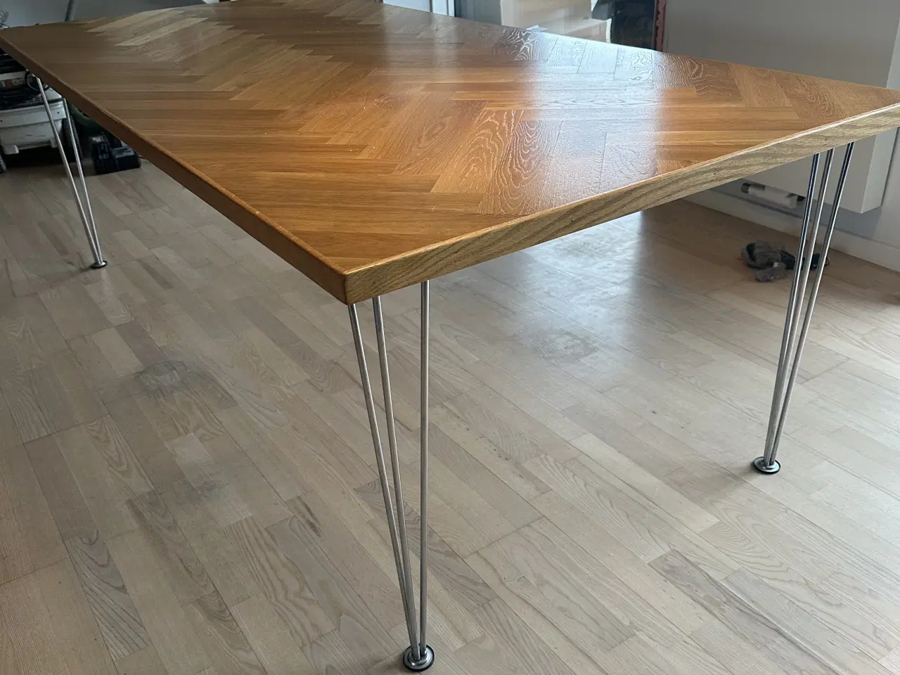 Billede 1 - Spisebord i sildebensparket