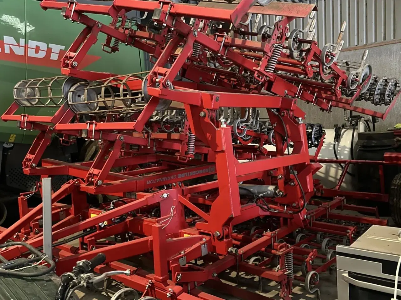 Billede 1 - Kongskilde Germinator SP7000 med CROSKILL tromle bagerst. Velegnet til roer og andre speciel afgrøder.