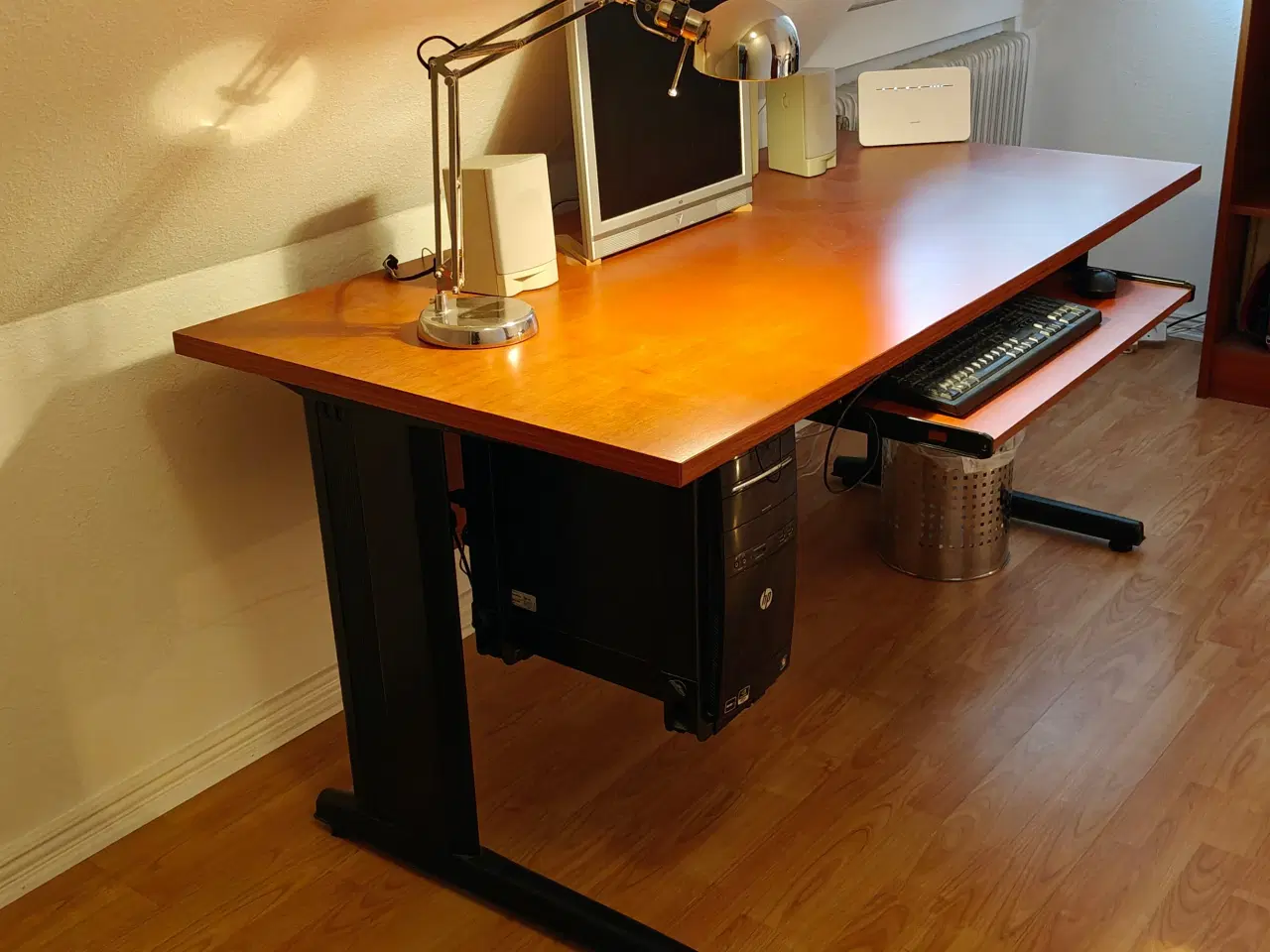 Billede 2 - Stort skrivebord med plads til computer/tastatur
