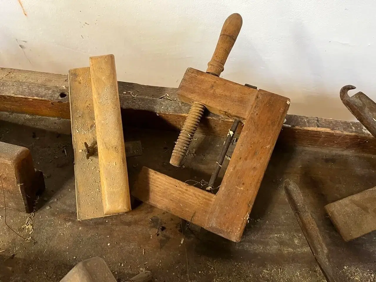 Billede 6 - Ældre Høvlebænk m. træ værktøj