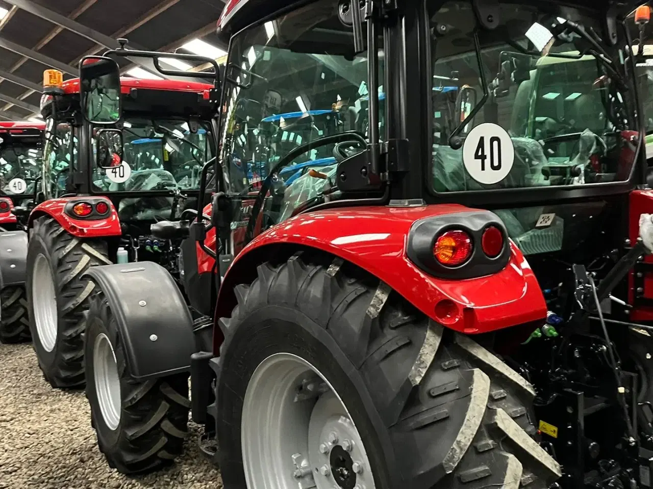 Billede 8 - Case IH Farmall 75 A Med frontlift og koblingsfrit vendegear og brede hjul.