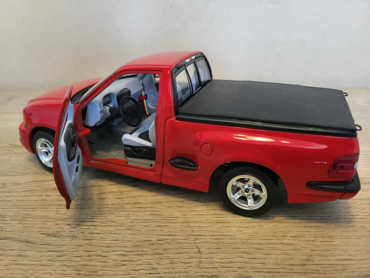 Billede 4 - Modelbil: Ford F150 SVT (1999)  Skala 1/18.