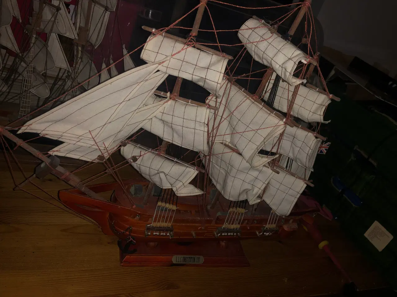 Billede 11 - 2 stk model skibe i træ
