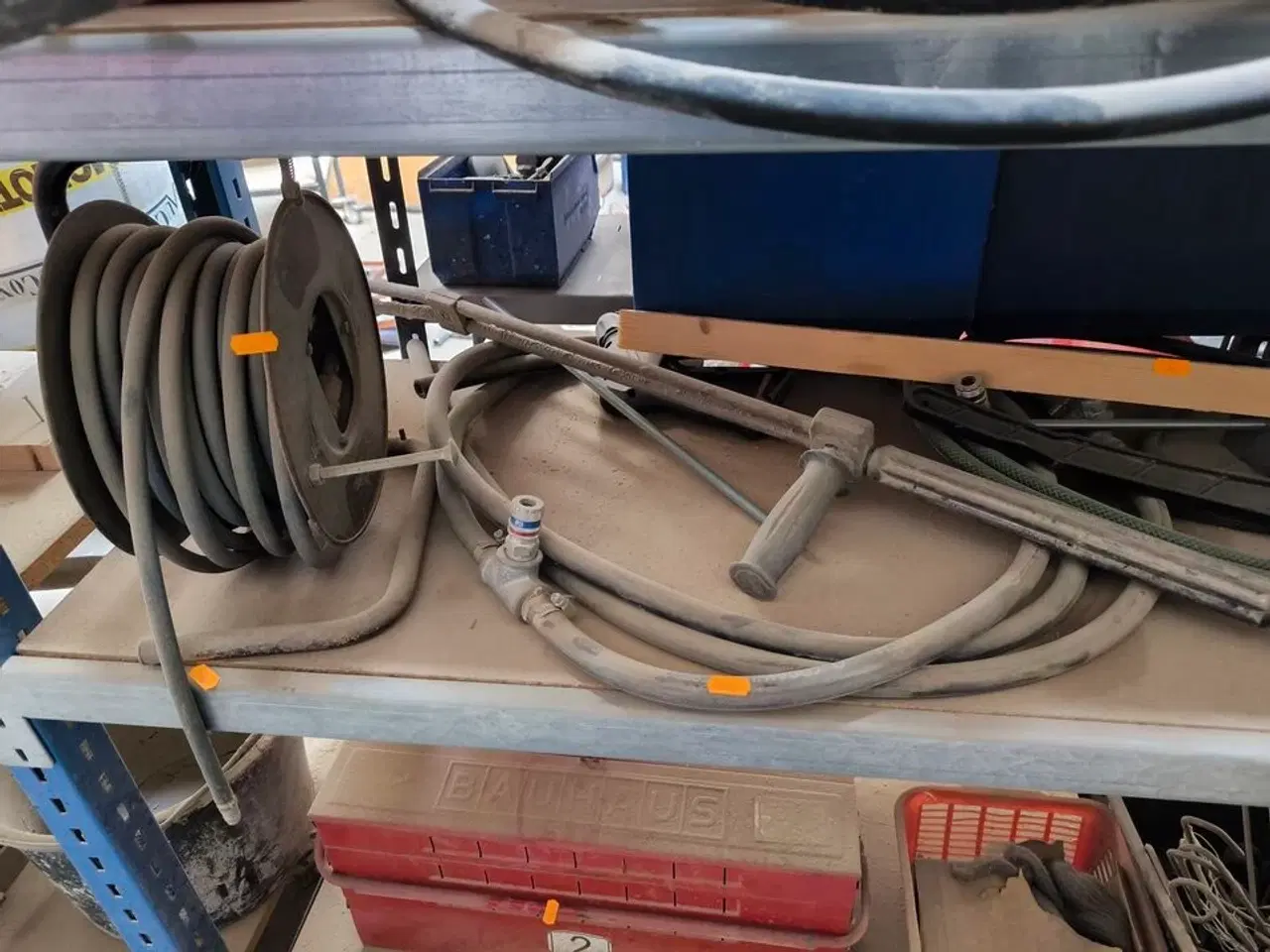 Billede 11 - Indhold på reol (højre fag)