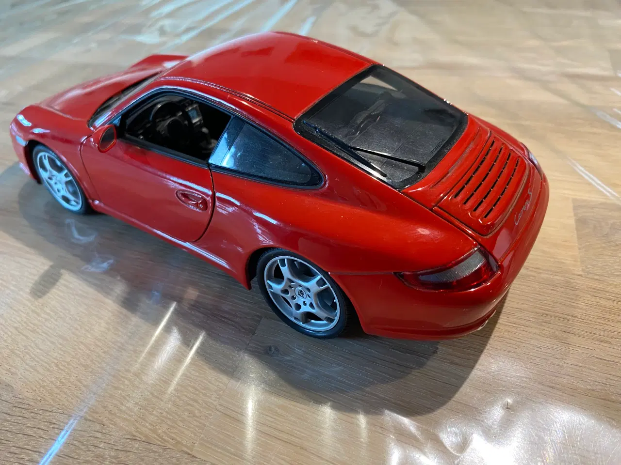 Billede 2 - Porsche 911 Carrera S, skala 1:18