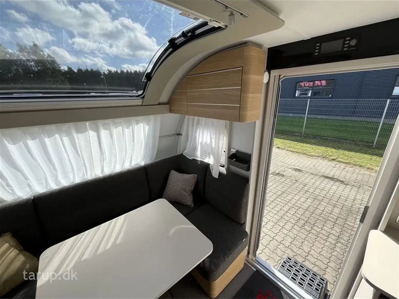 Billede 9 - 2023 - Adria Adora 472 UP   Fortelt: Isabella Commodore Coast, Enduro aut. mover m/ lithium batteri, rundsiddegruppe, køleskab, bruser, panoramavindue, fransk dobbeltseng