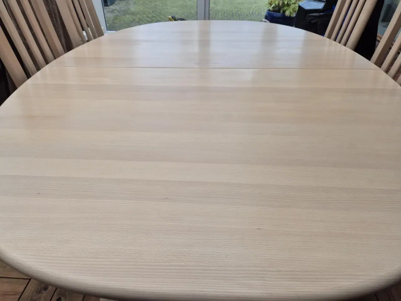 Billede 3 - Spisebordssæt med 6 stole og 2 tillægsplader