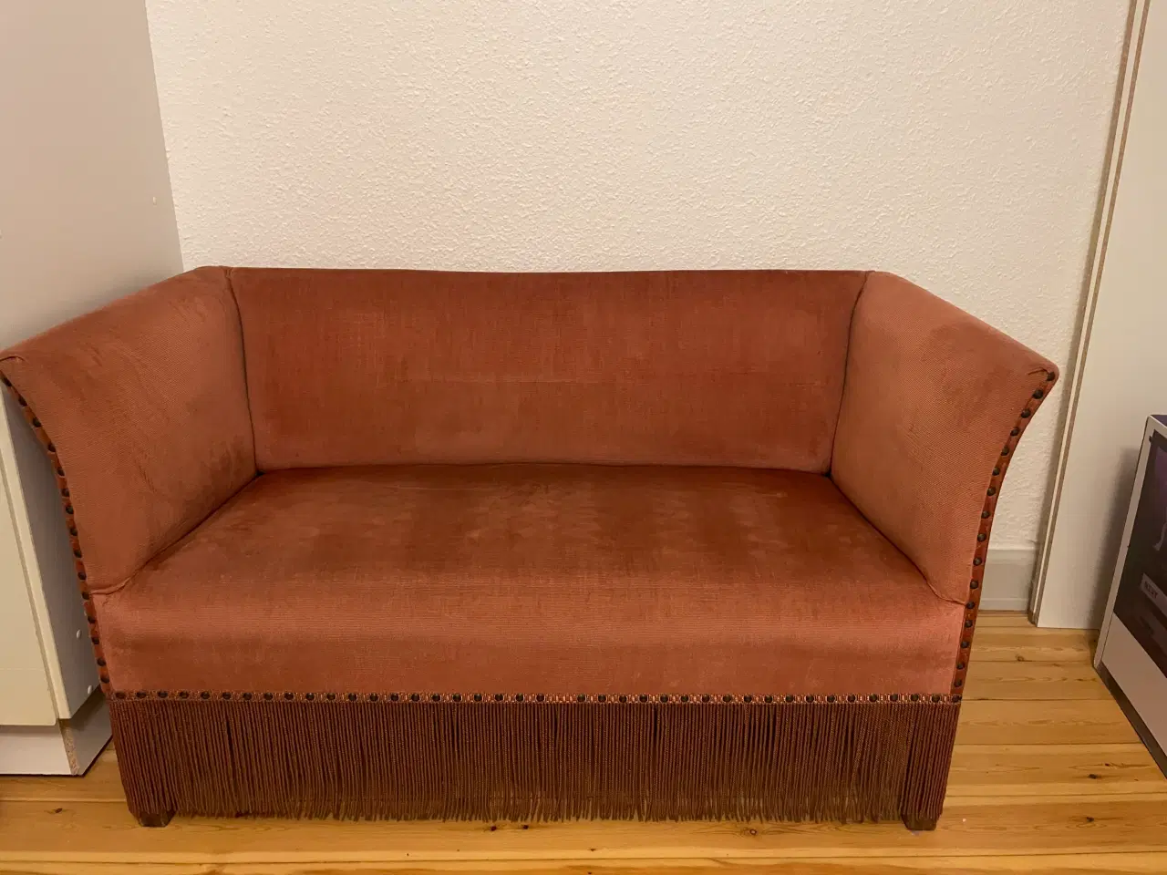 Billede 3 - Antik højrygget Øreklap lænestol og London sofa