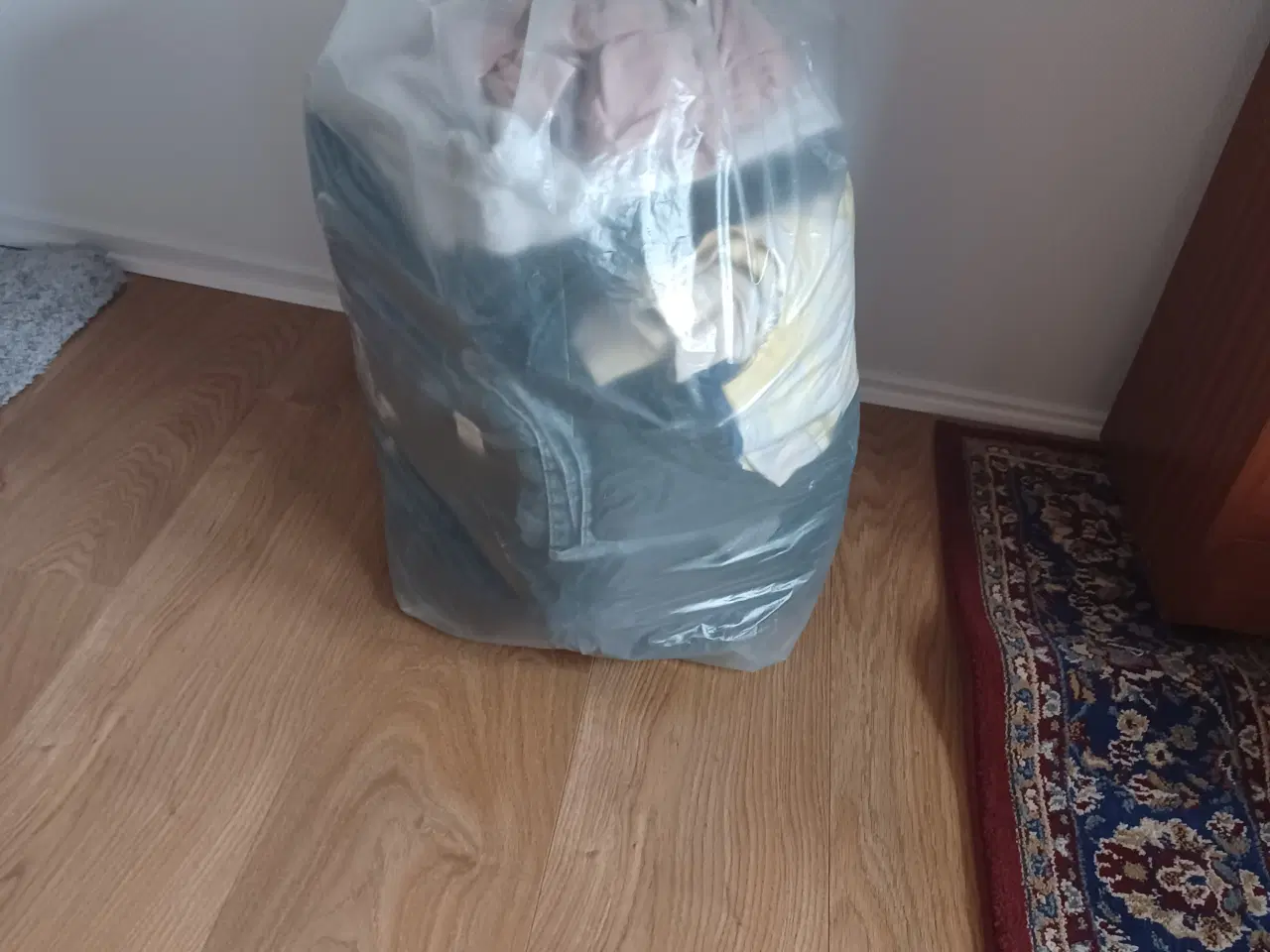 Billede 1 - Stor pose med ca 29 stykker tøj