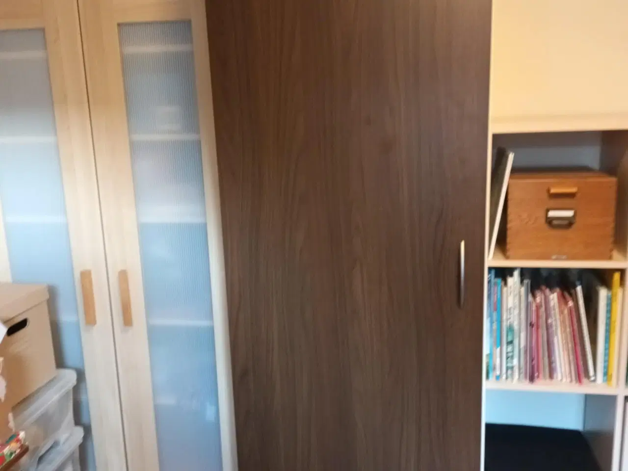 Billede 2 - Højskab med god plads, fritstående