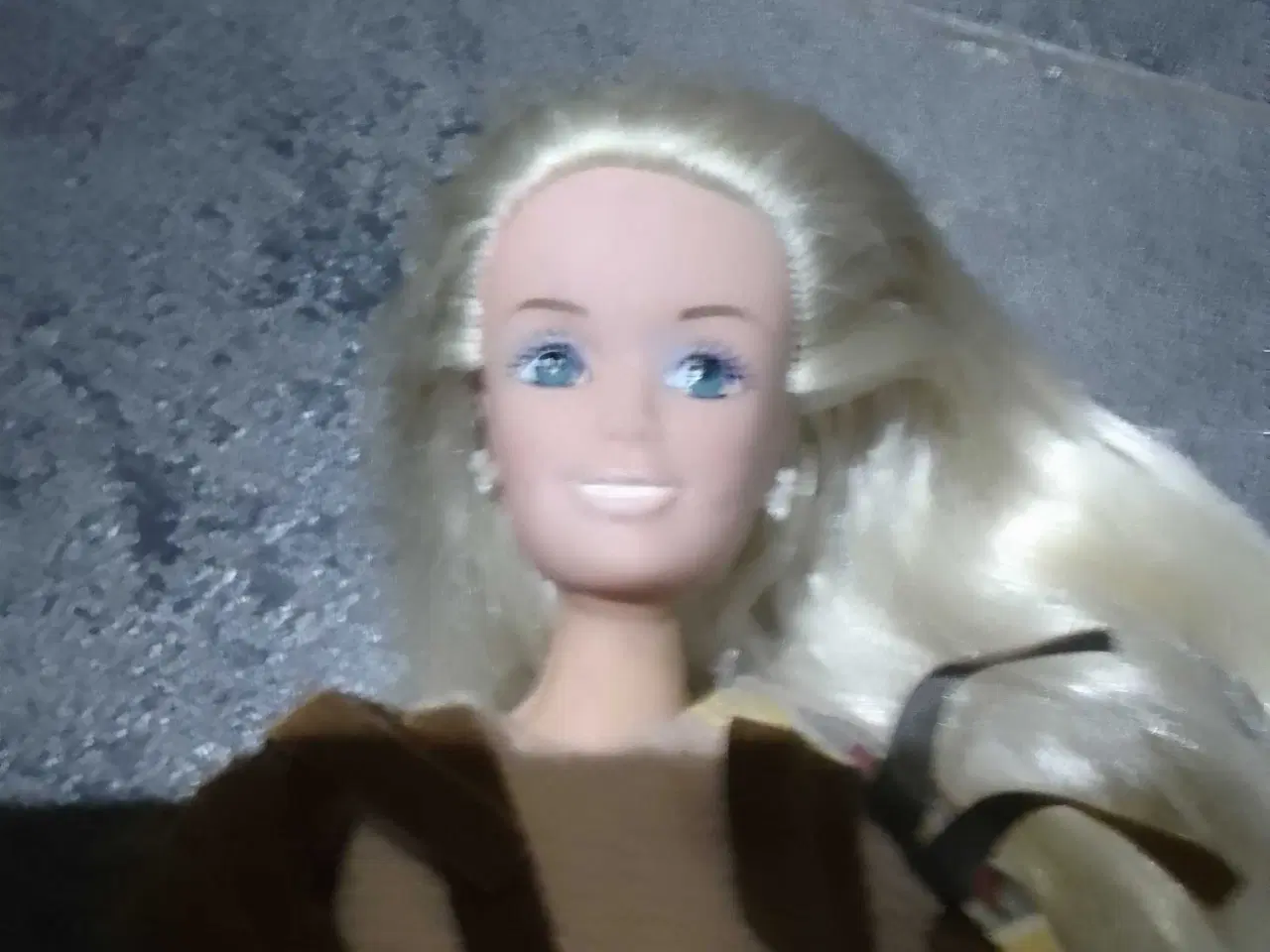 Billede 2 - Dukke med indianer tøj, ala barbie