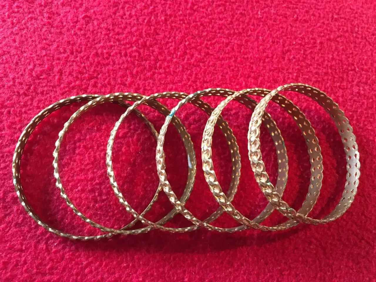 Billede 1 - Guldfarvet armbånd i mønstret metal